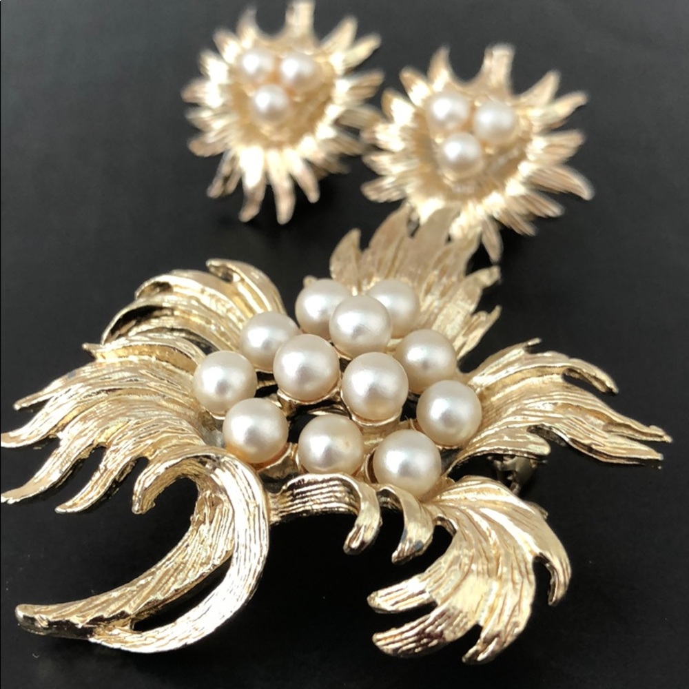 VINTAGE PEARL CLUSTER GOLDTONE BROACH & CLIP ONS